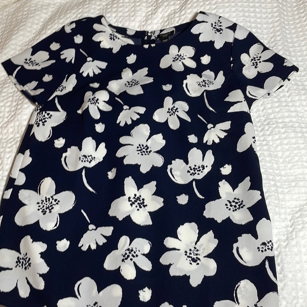 Ann Taylor XXSP navy blue and white floral short sleeve shirt.